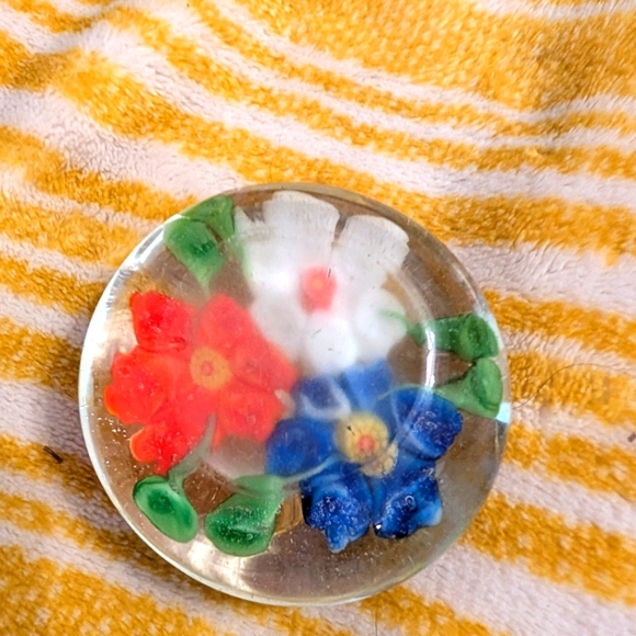 Art glass floral paperweight - Picture 3 of 4